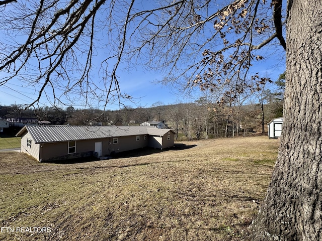 view of yard featuring a storage shed