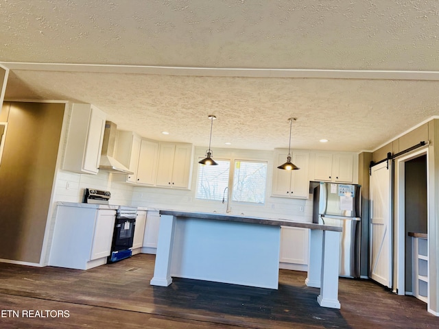 kitchen with freestanding refrigerator, wall chimney exhaust hood, a center island, dark wood-style floors, and electric stove