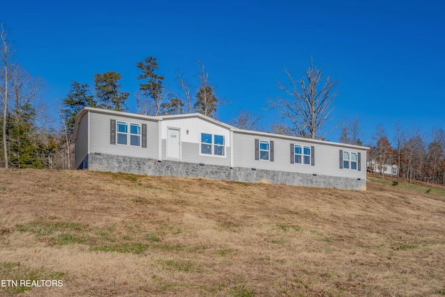 manufactured / mobile home with a front yard