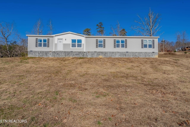 view of front of house featuring a front lawn