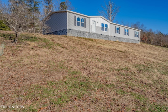 view of front of house featuring a front lawn