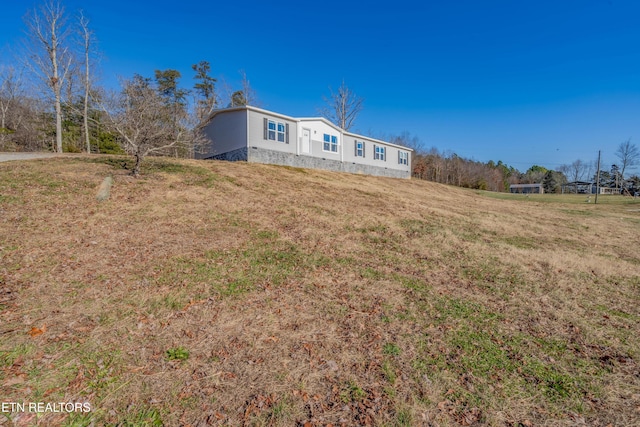 view of front of home featuring a front lawn