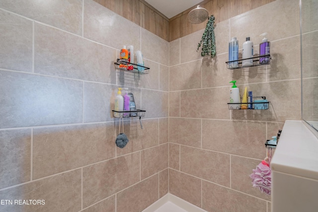 full bathroom featuring tiled shower