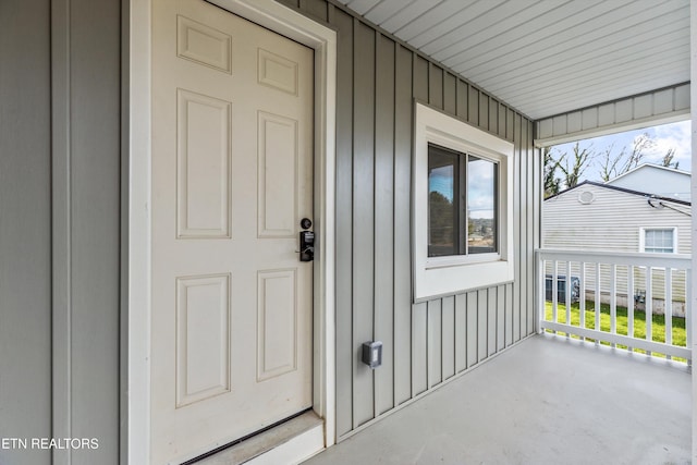 property entrance featuring a porch