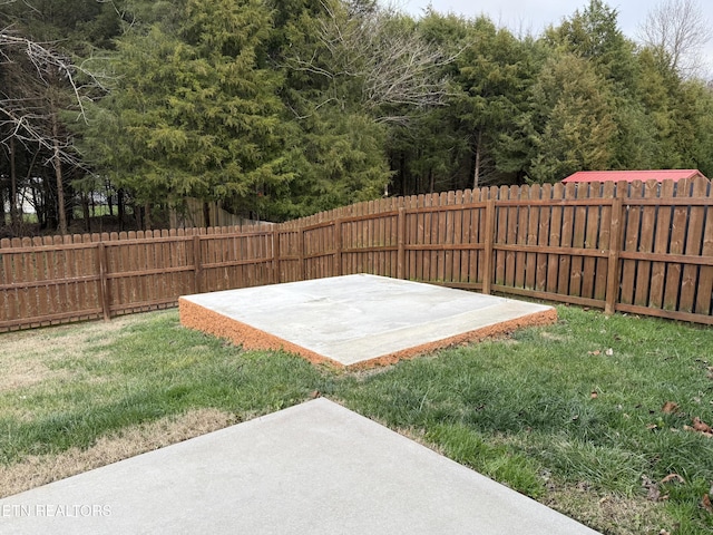 view of yard featuring a patio