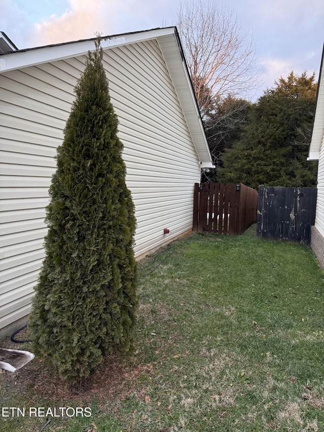 view of side of property featuring a lawn