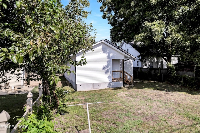 exterior space featuring a lawn