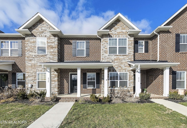 townhome / multi-family property featuring a front yard