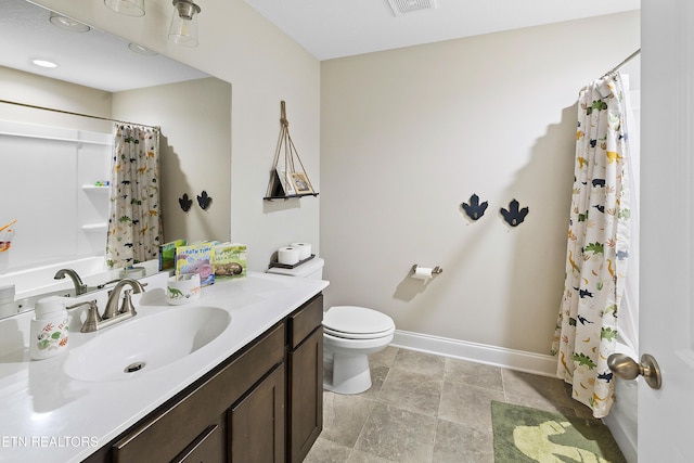 bathroom with a shower with shower curtain, vanity, and toilet