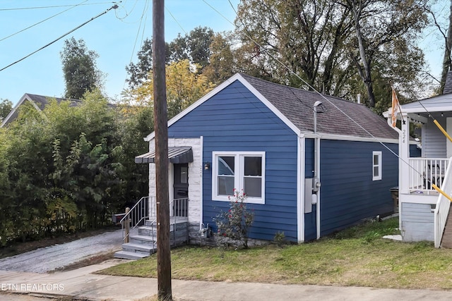 bungalow featuring a front yard