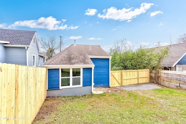 back of house featuring a yard