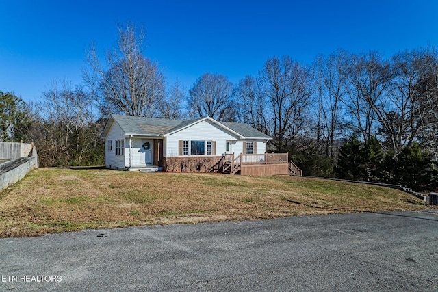 view of front of property featuring a front lawn