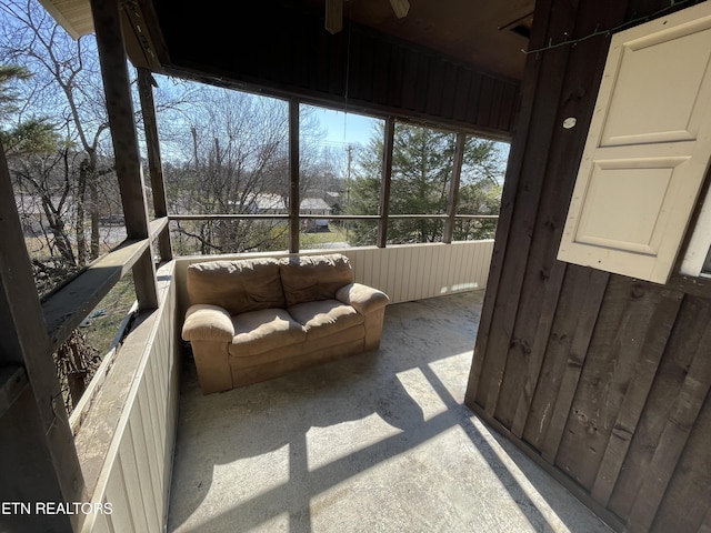 sunroom / solarium with ceiling fan