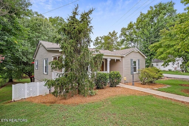 view of front facade featuring a front yard