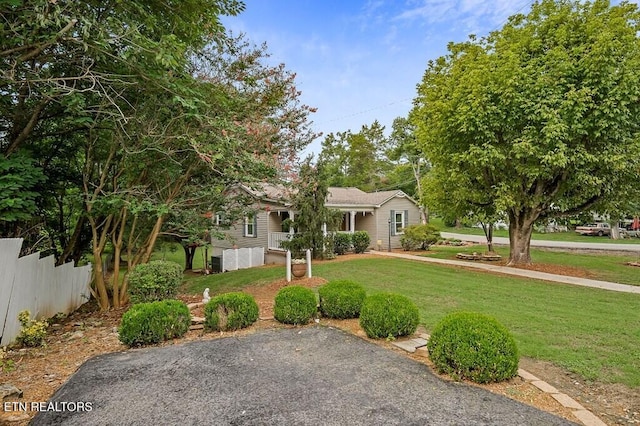 view of front of property with a front yard