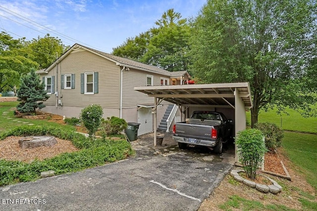 view of front of home featuring a front yard