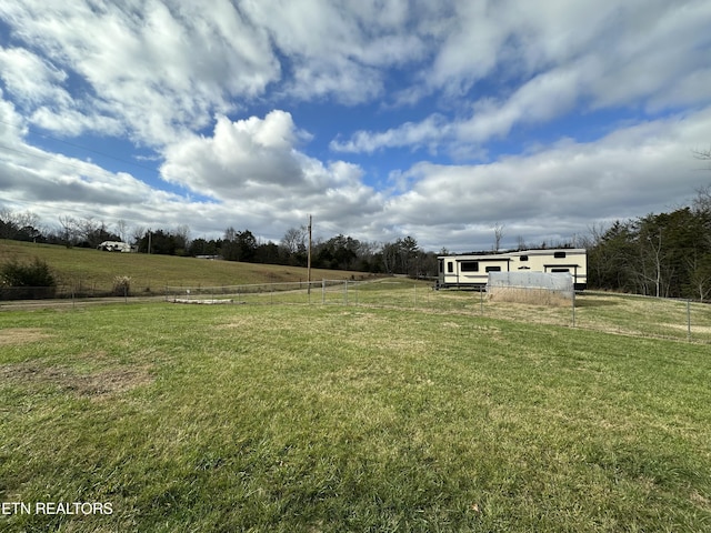 view of yard featuring a rural view