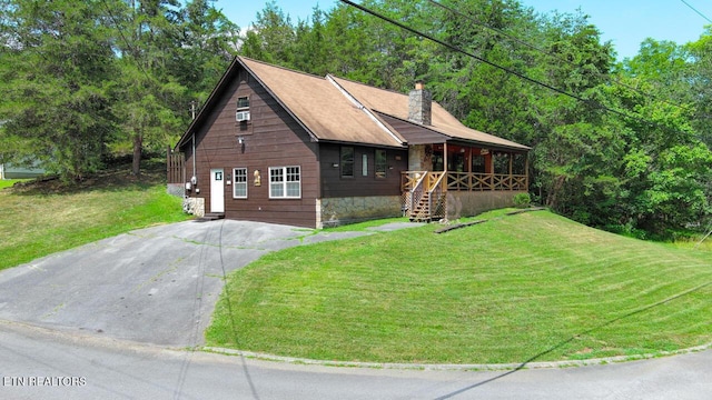 view of front of home featuring a front lawn