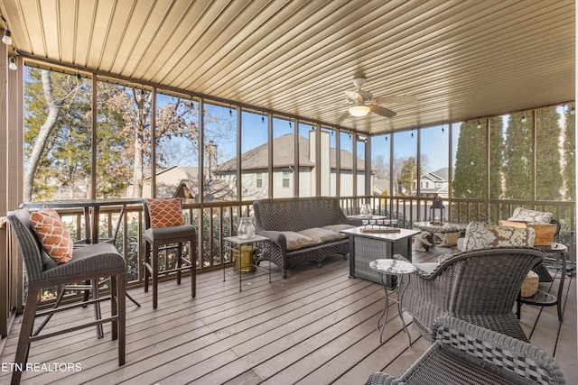 sunroom with ceiling fan