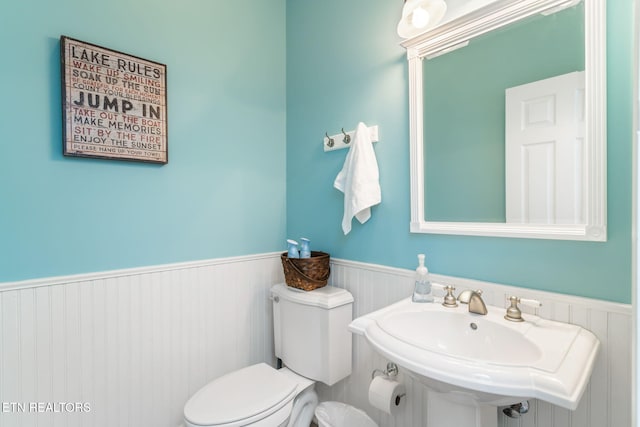 bathroom featuring toilet and sink