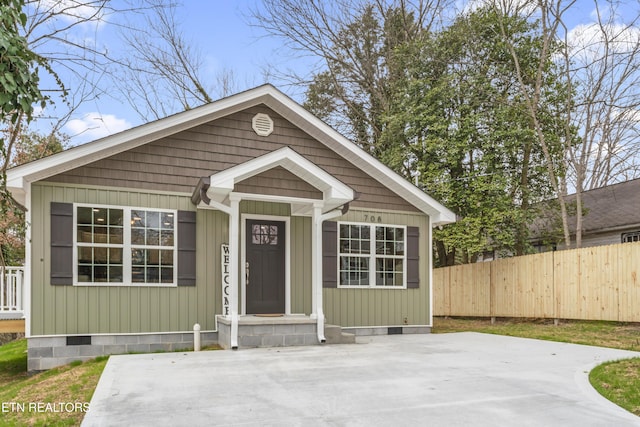 view of front facade with crawl space and fence