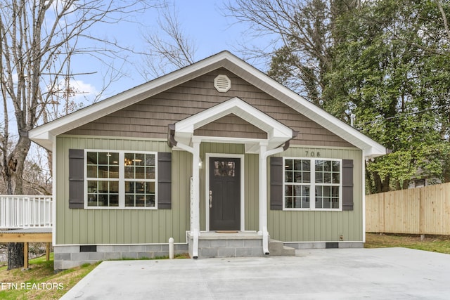 view of front of property featuring crawl space and fence