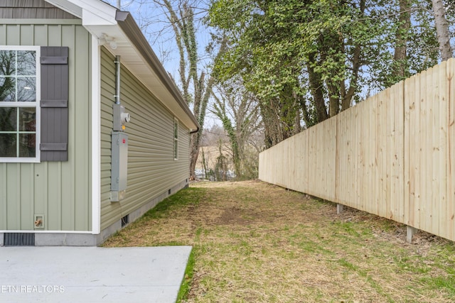 view of yard featuring fence