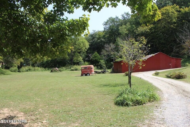 view of yard featuring an outdoor structure