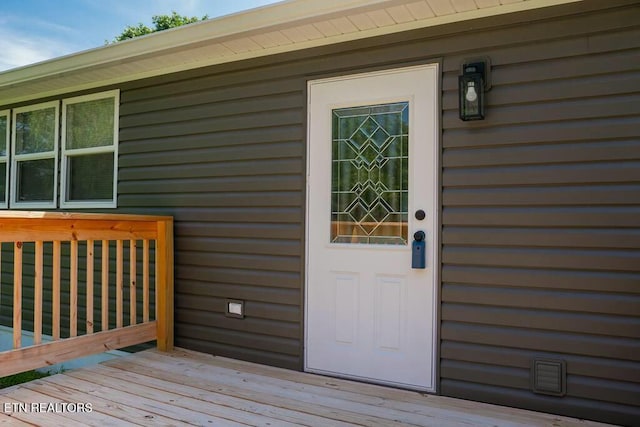 property entrance featuring a deck