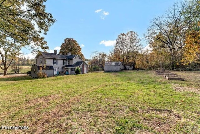 view of yard featuring a storage shed