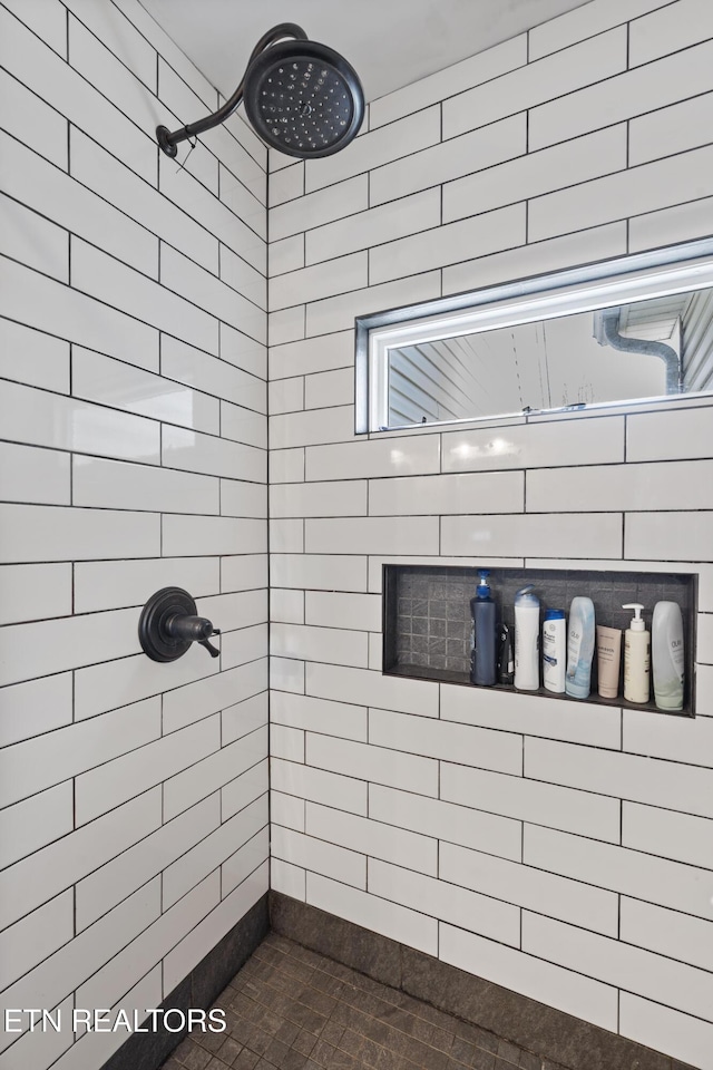 bathroom featuring a tile shower