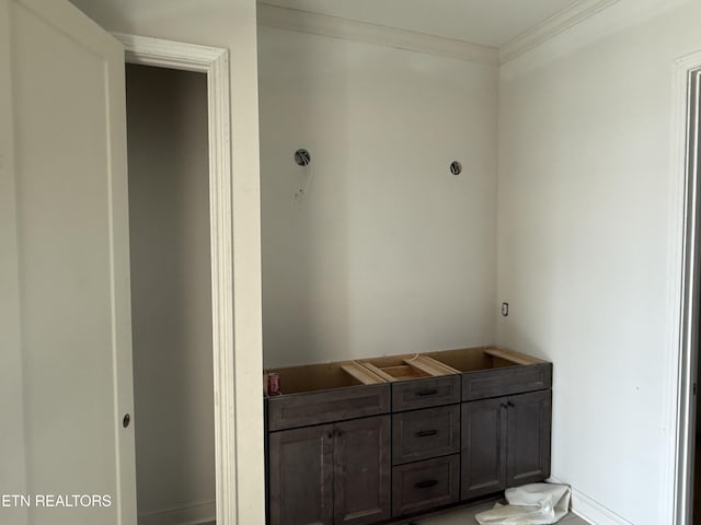 bathroom featuring ornamental molding