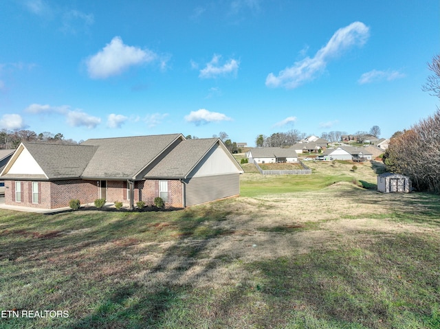 view of yard featuring a storage shed