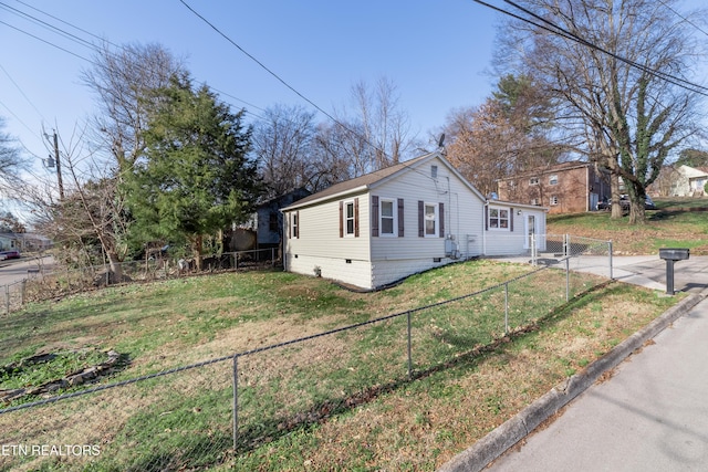 view of front of property with a front lawn