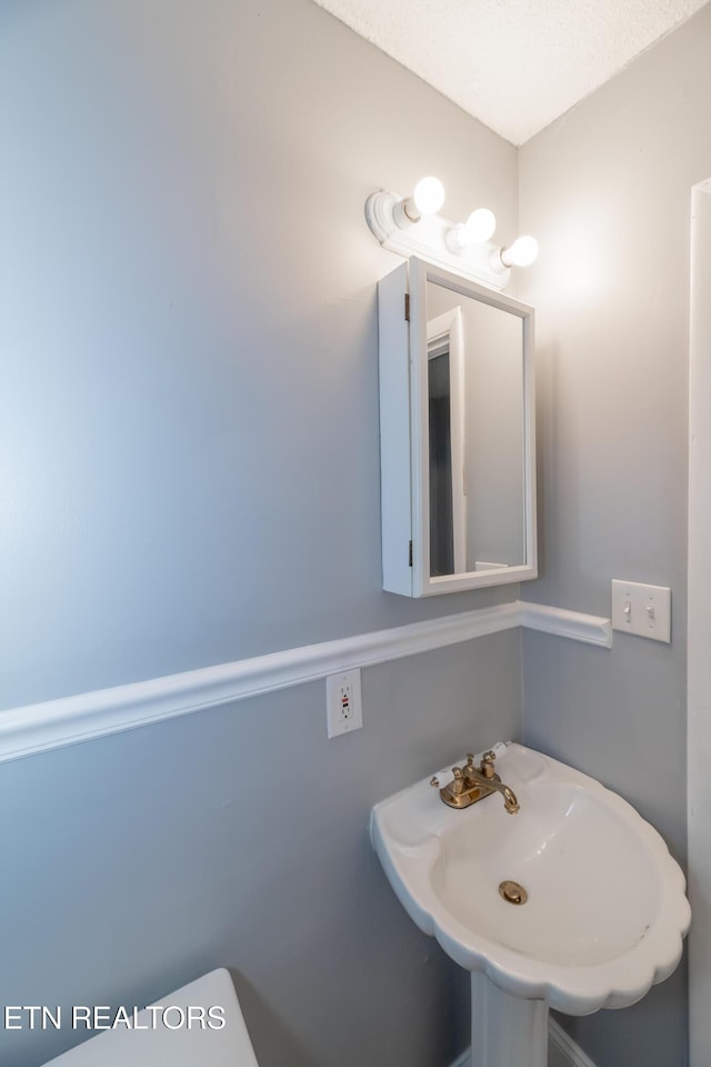 bathroom featuring sink