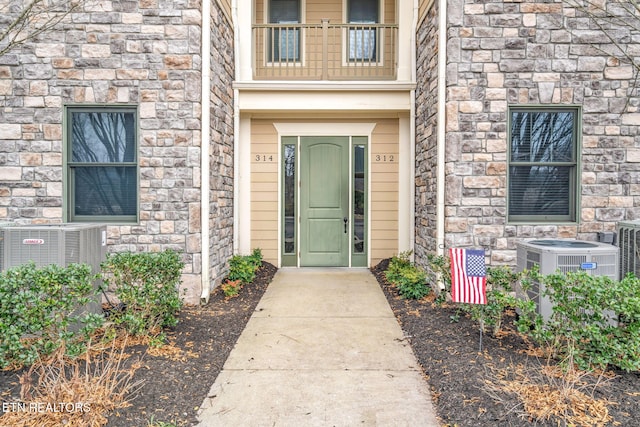 property entrance featuring a balcony