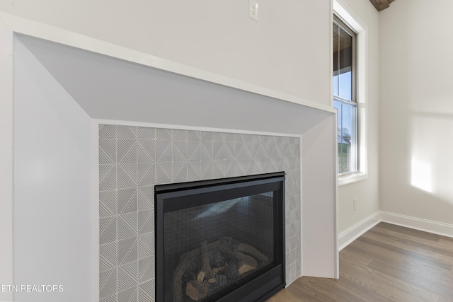 360 Poppy Pl, Lenoir City, TN 37772 - interior details with a glass covered fireplace, baseboards, and wood finished floors