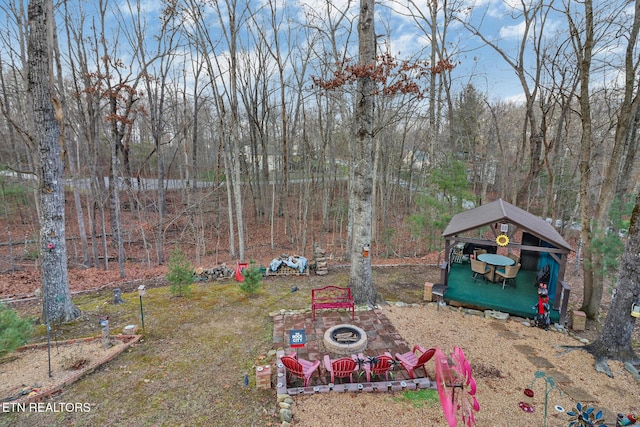 view of yard featuring an outdoor fire pit