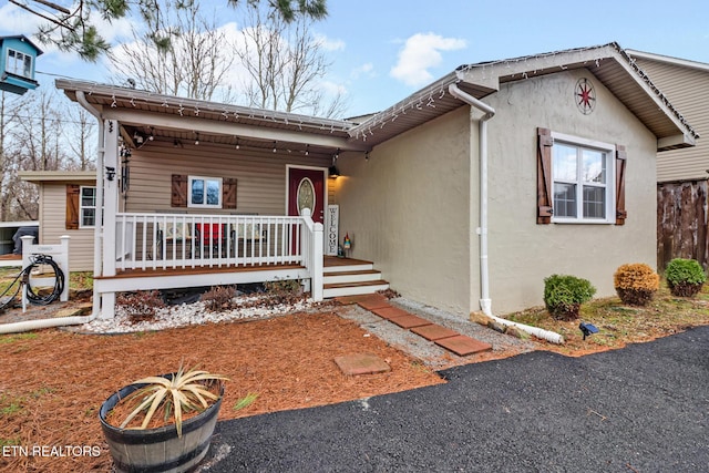 view of front of property featuring covered porch