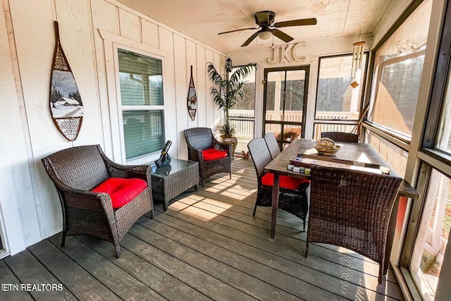 sunroom with ceiling fan