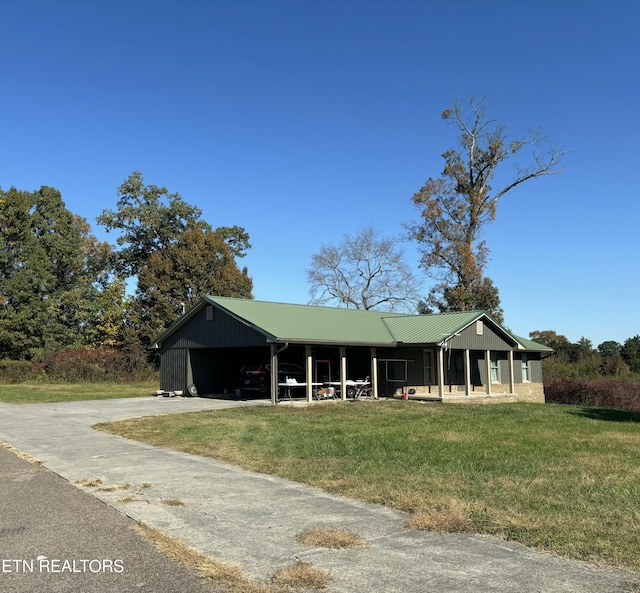 view of front of house with a front lawn