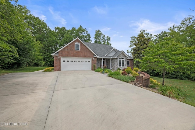 view of front facade featuring a garage and a front yard