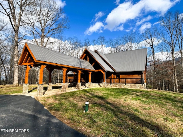 cabin featuring a front yard