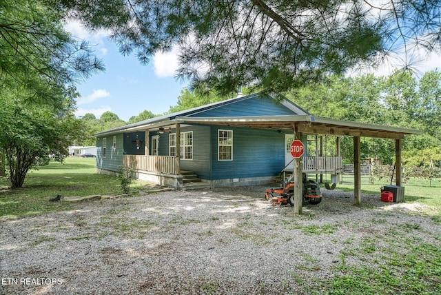 view of front facade featuring a porch and a front lawn