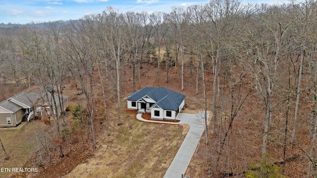 bird's eye view featuring a forest view