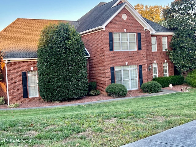 view of front of house with a front lawn