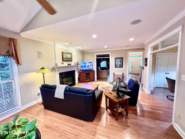 living room with lofted ceiling, light hardwood / wood-style floors, and ornamental molding