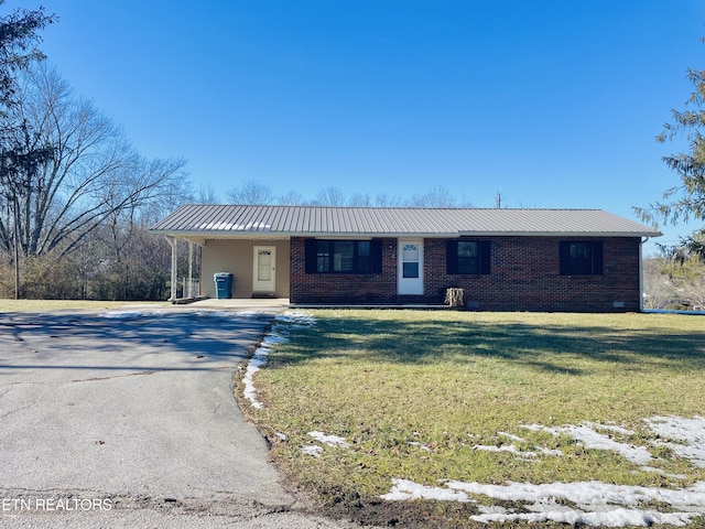 single story home with a front lawn