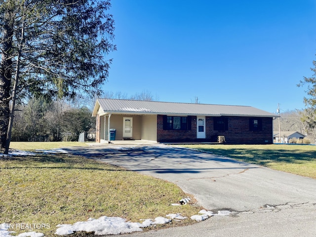 single story home featuring a front yard