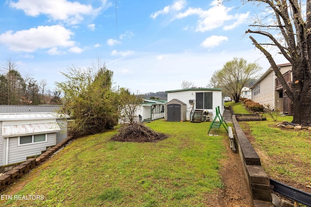 view of yard featuring a storage shed